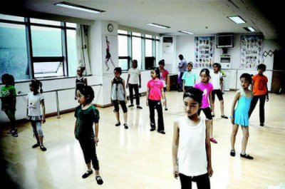 揭秘兒童模特生活：10幾小時連軸轉為廣告不上學