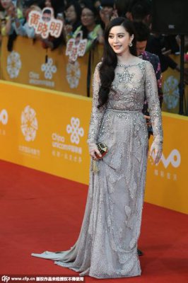 新娘怎樣露得好？學(xué)女神透視紗裙穿上身 