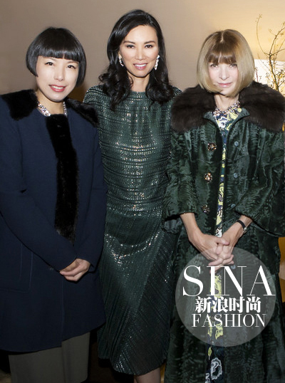 《VOGUE衣飾與美容》編輯總監(jiān)Angelica Cheung、鄧文迪與Anna Wintour