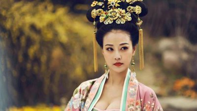 在唐朝女性 如何時(shí)髦地露出誘人“事業(yè)線”