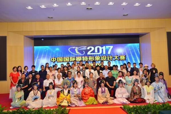 模特秀異彩流光 新時代獲“百家美譽名?！睒s譽稱號