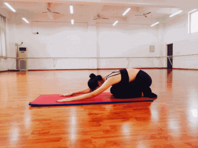 模特小姐姐最愛的幾個(gè)拉伸動(dòng)作，長(zhǎng)高提升氣質(zhì)不是夢(mèng)