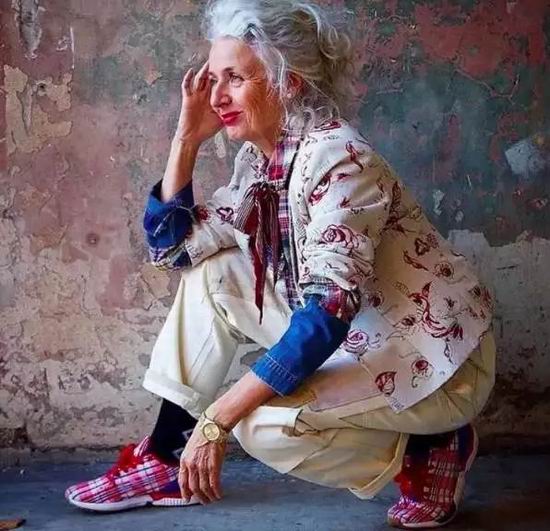 一位63歲的奶奶告訴你，她的心態(tài)如今活成18歲的小姑涼模樣！