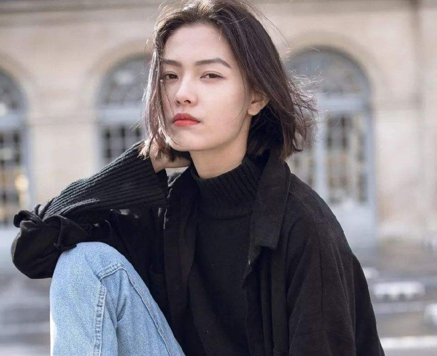 她竟成功擠掉劉雯，成為lv唯一一個開場國模！