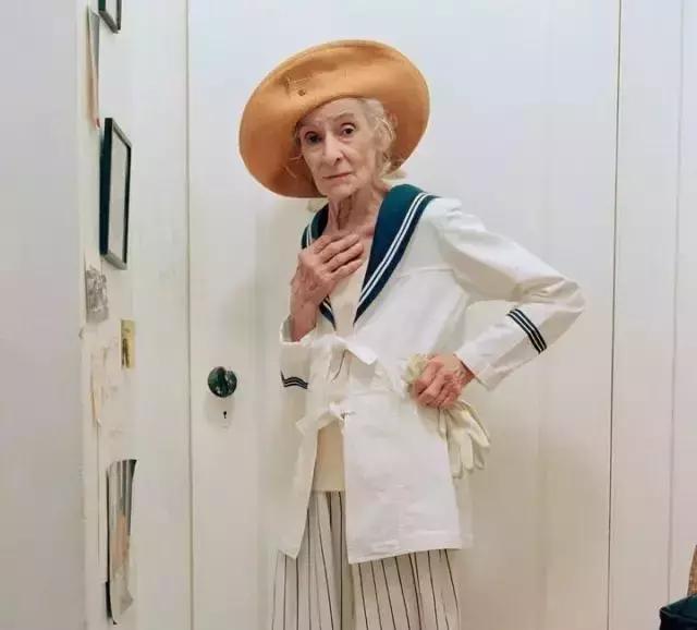 65歲成美國(guó)最美模特，她的人生是大寫(xiě)的“逆襲”！