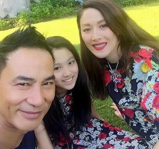 任達華女兒14歲身材勝超模媽媽，成35年來最小封面女郎！