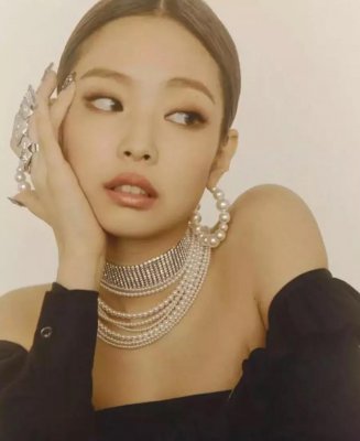 你和“人間香奈兒”Jennie，相差一個直角肩！