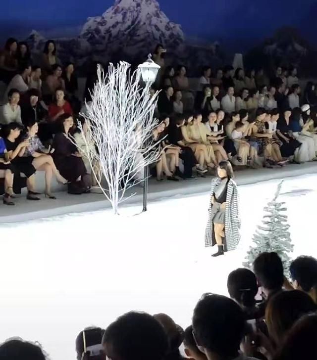 一個(gè)7歲女孩參加走秀像27歲超模，臨場應(yīng)變能力超強(qiáng)超模氣場！