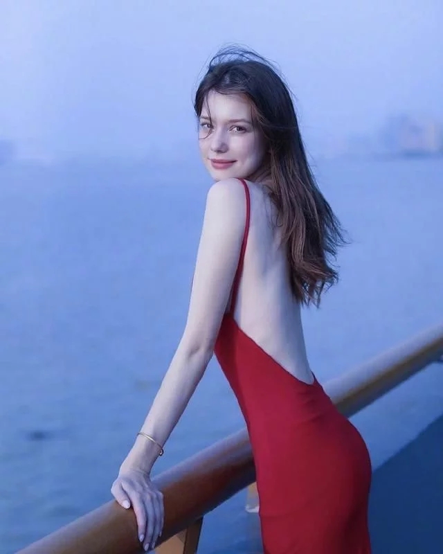白俄羅斯模特AnastasiaCebulska長相神似赫本走紅，長相精致身材好