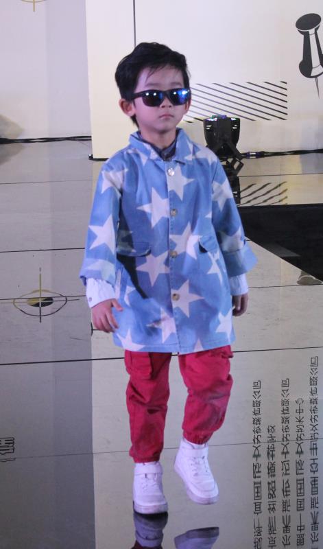 少兒模特訓(xùn)練與身姿優(yōu)勢(shì)培養(yǎng)身高，成長(zhǎng)鍛煉健康身體