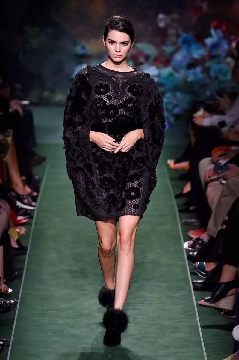 超模Kendall Jenner和Bella Hadid走高定秀的舞臺“大力創(chuàng)造奇跡”